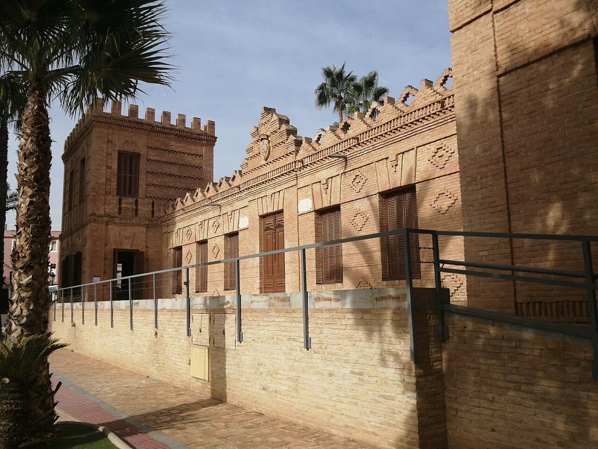 Fachada de ladrillo del Palacio del Barón de Benifayó, sede del museo, en San Pedro del Pinatar