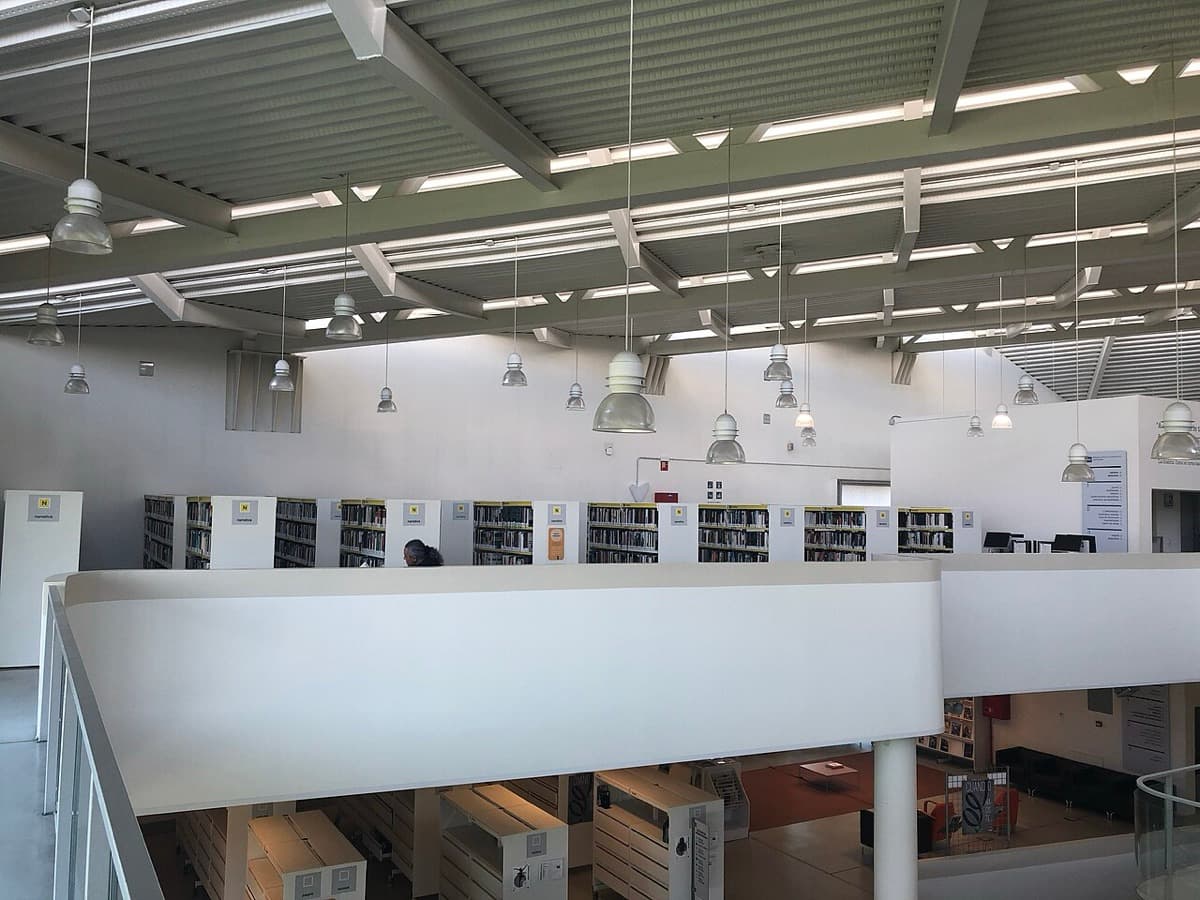 Estanterías de libros en el interior de una biblioteca pública