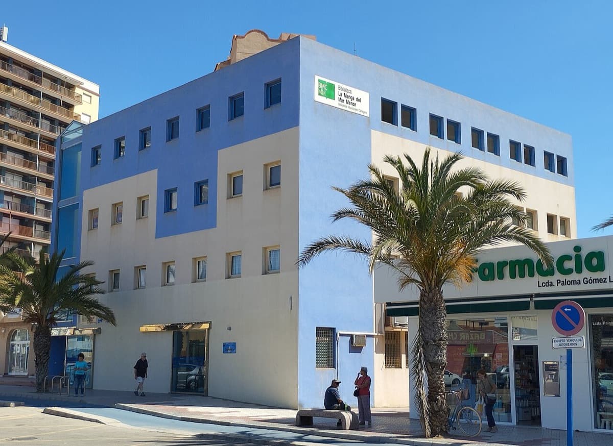 Edificio de la Biblioteca de La Manga del Mar Menor, con palmeras delante