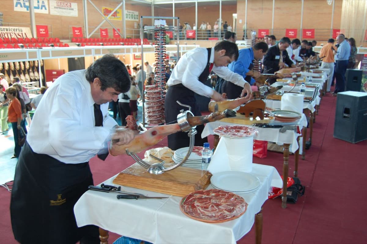 Treinta cortadores de jamón, raciones a cinco euros y todo lo recaudado contra el alzhéimer
