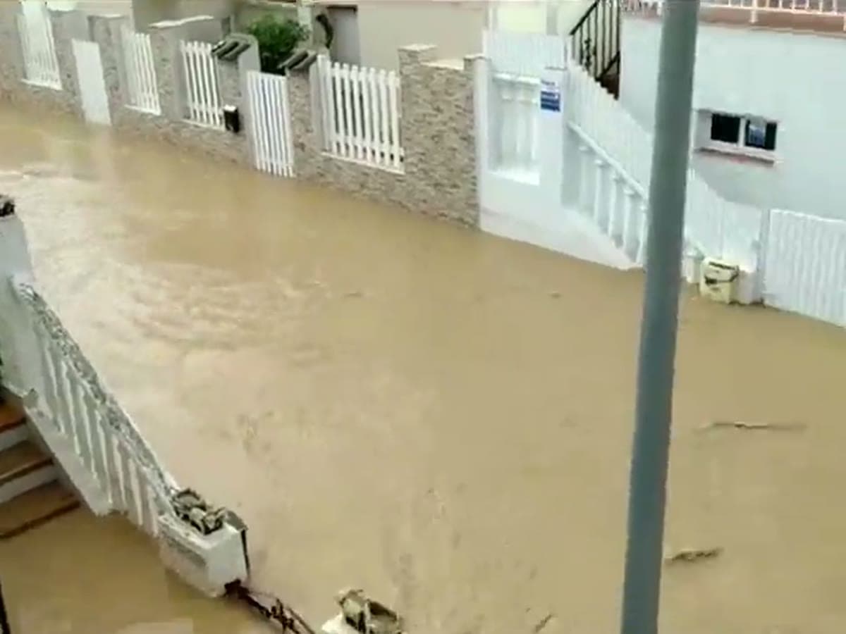 Una calle de Los Alcázares convertida en un río de agua marrón durante la DANA de 2019