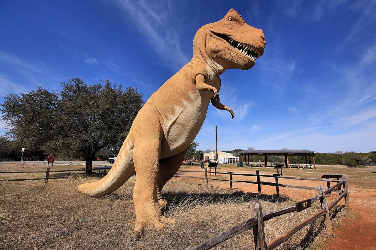 Réplica de un tiranosaurio a tamaño real en un parque al aire libre (imagen de archivo, no es de la exposición)