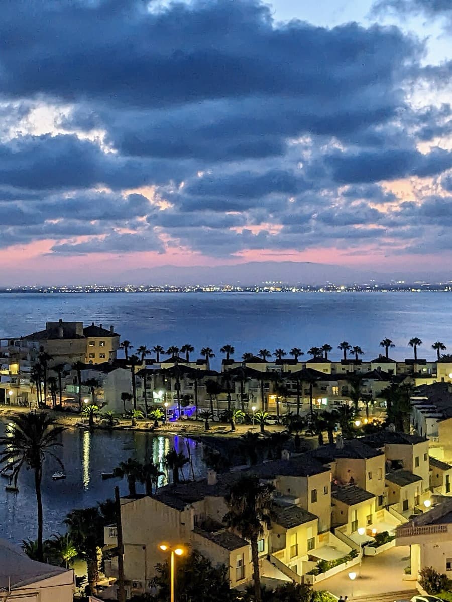 El Mar Menor al anochecer, visto desde el kilómetro 8 de La Manga