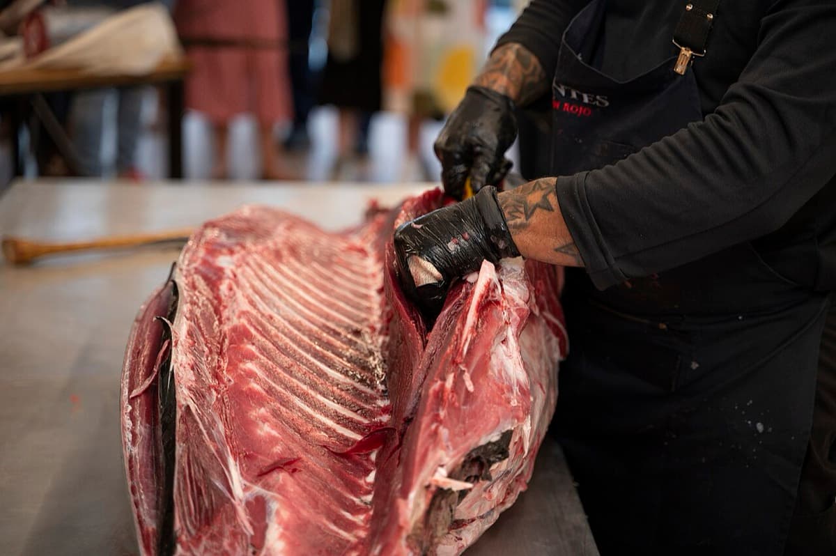 Un cortador despieza un atún rojo durante un ronqueo