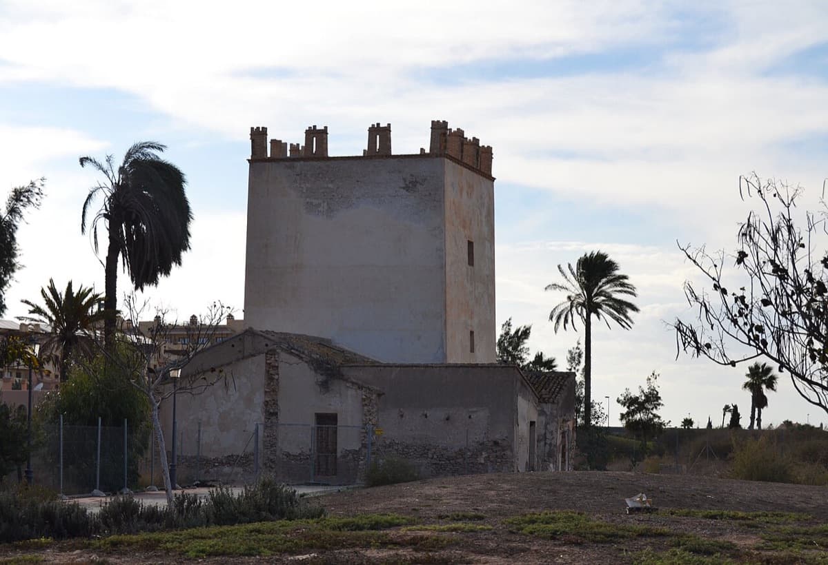 La Torre del Rame, en Los Alcázares, una torre antigua rodeada de palmeras, uno de los rincones donde se celebra Gastromar
