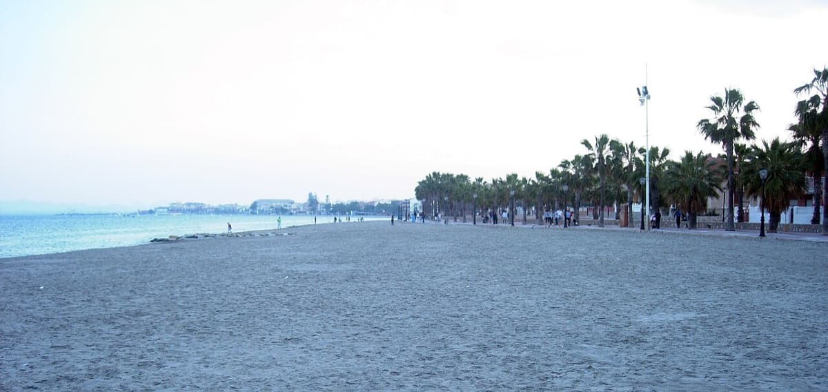 Los Alcázares saca a la gente a la playa a aprender a cuidarla