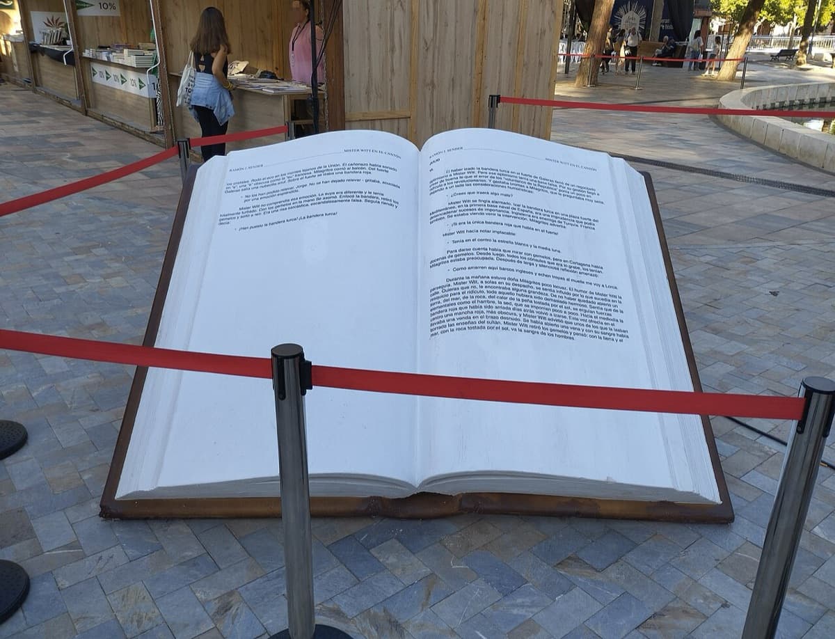 Libro gigante en la Feria del Libro de Cartagena, en una edición anterior
