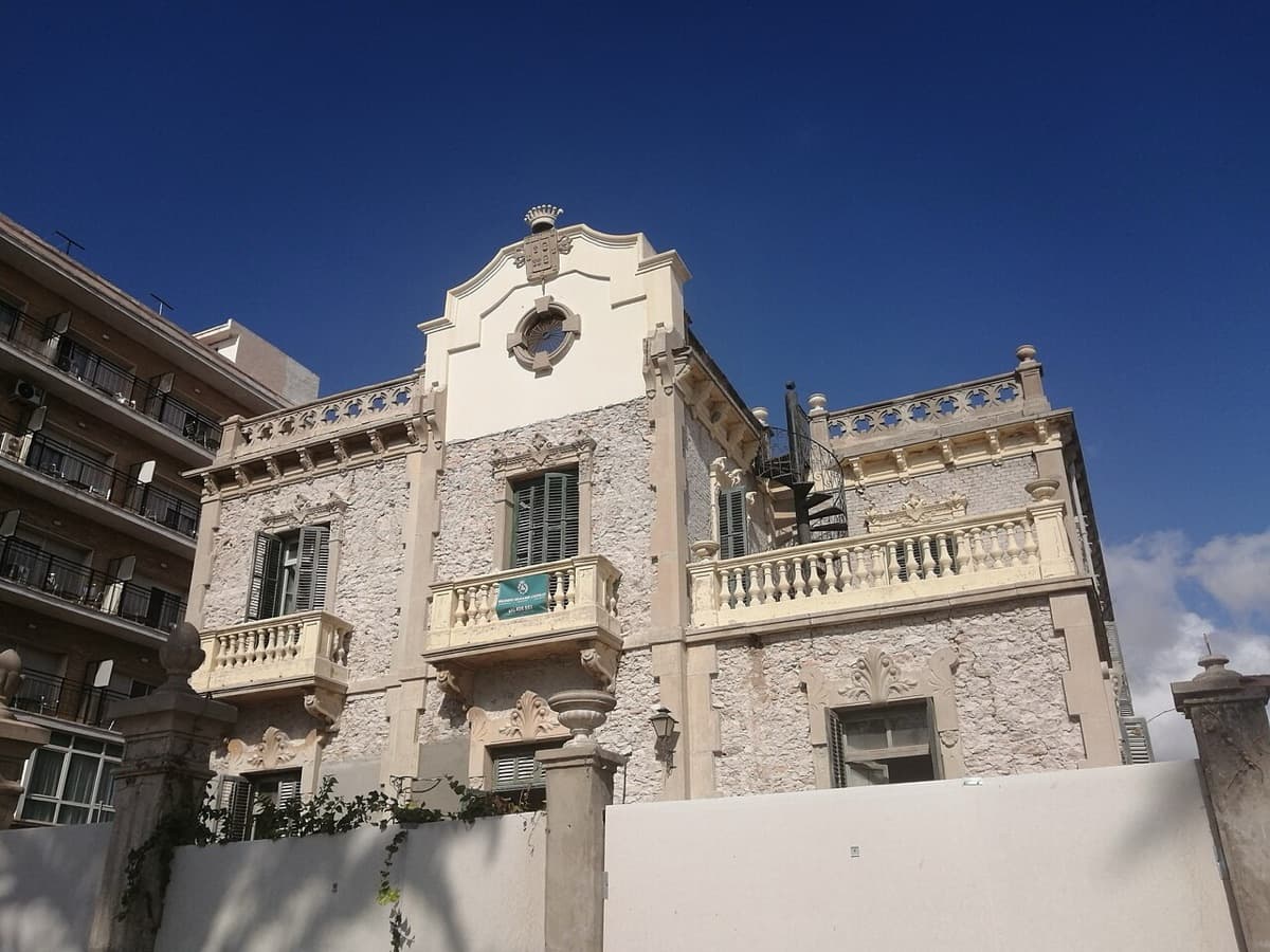 Fachada del palacete del Conde de Campillos en Santiago de la Ribera