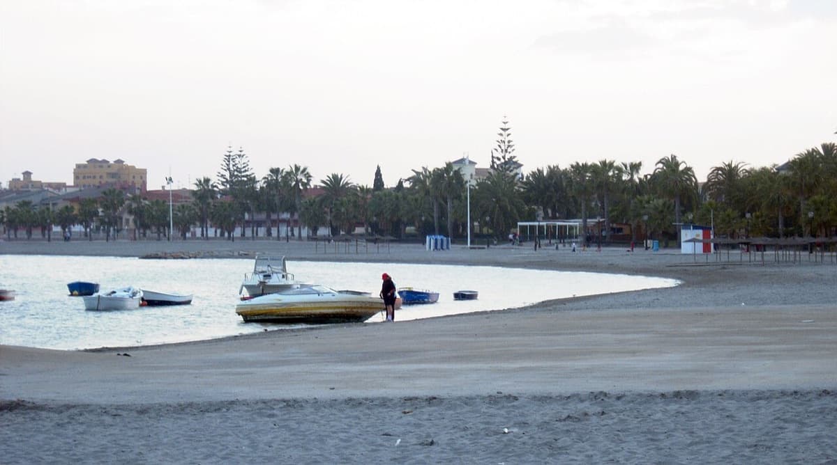 Lleva desde los años setenta paseando Los Alcázares a la caza de «esa foto única»