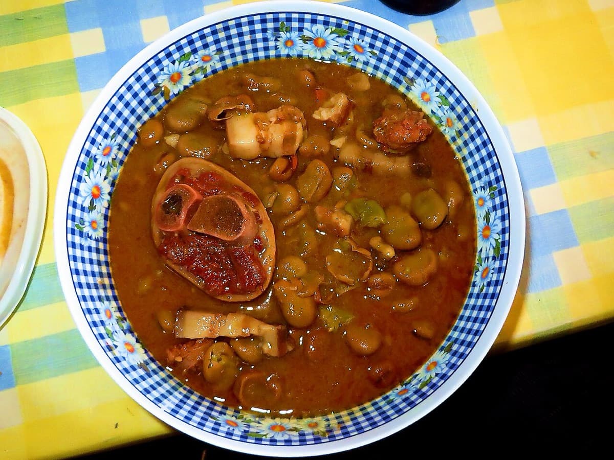 Un plato de michirones, guiso murciano de habas secas