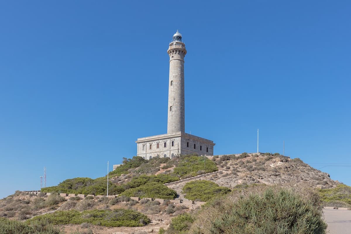 El faro de Cabo de Palos sobre su colina, punto de encuentro de la jornada de limpieza