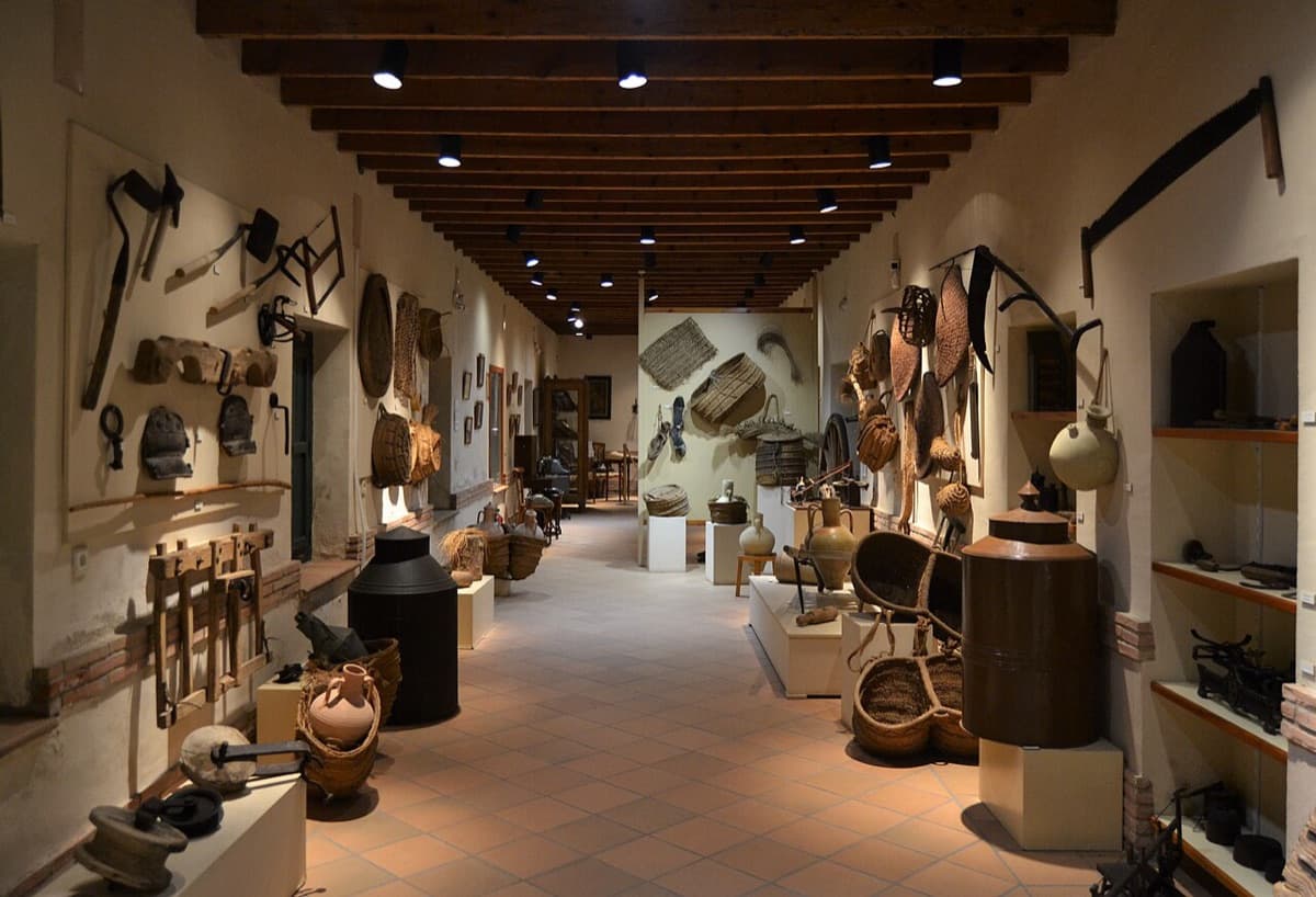 Sala del Museo de San Javier con aperos, cestas y objetos antiguos de la vida en el campo