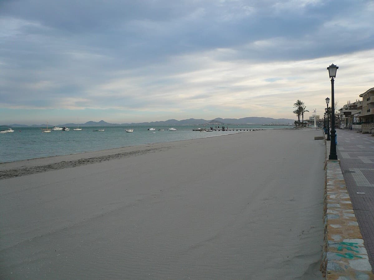 La playa del Espejo y el paseo marítimo de Los Alcázares