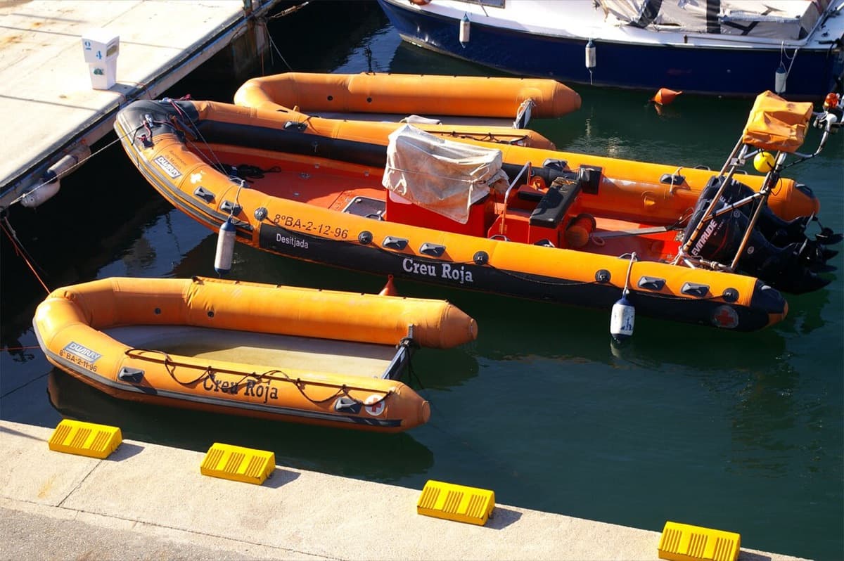 Lanchas de salvamento de Cruz Roja amarradas en un puerto (imagen de archivo, tomada en Cataluña)