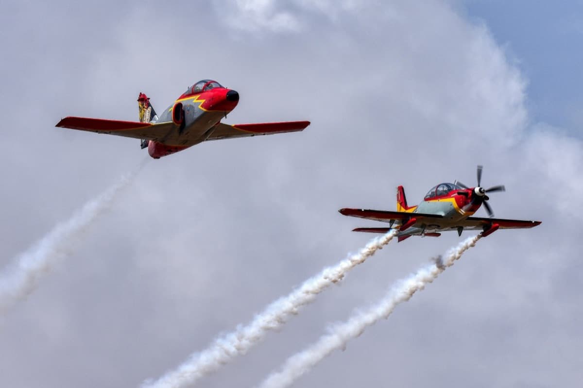 Un C-101 de la Patrulla Águila y un Pilatus PC-21 de la Academia General del Aire vuelan juntos