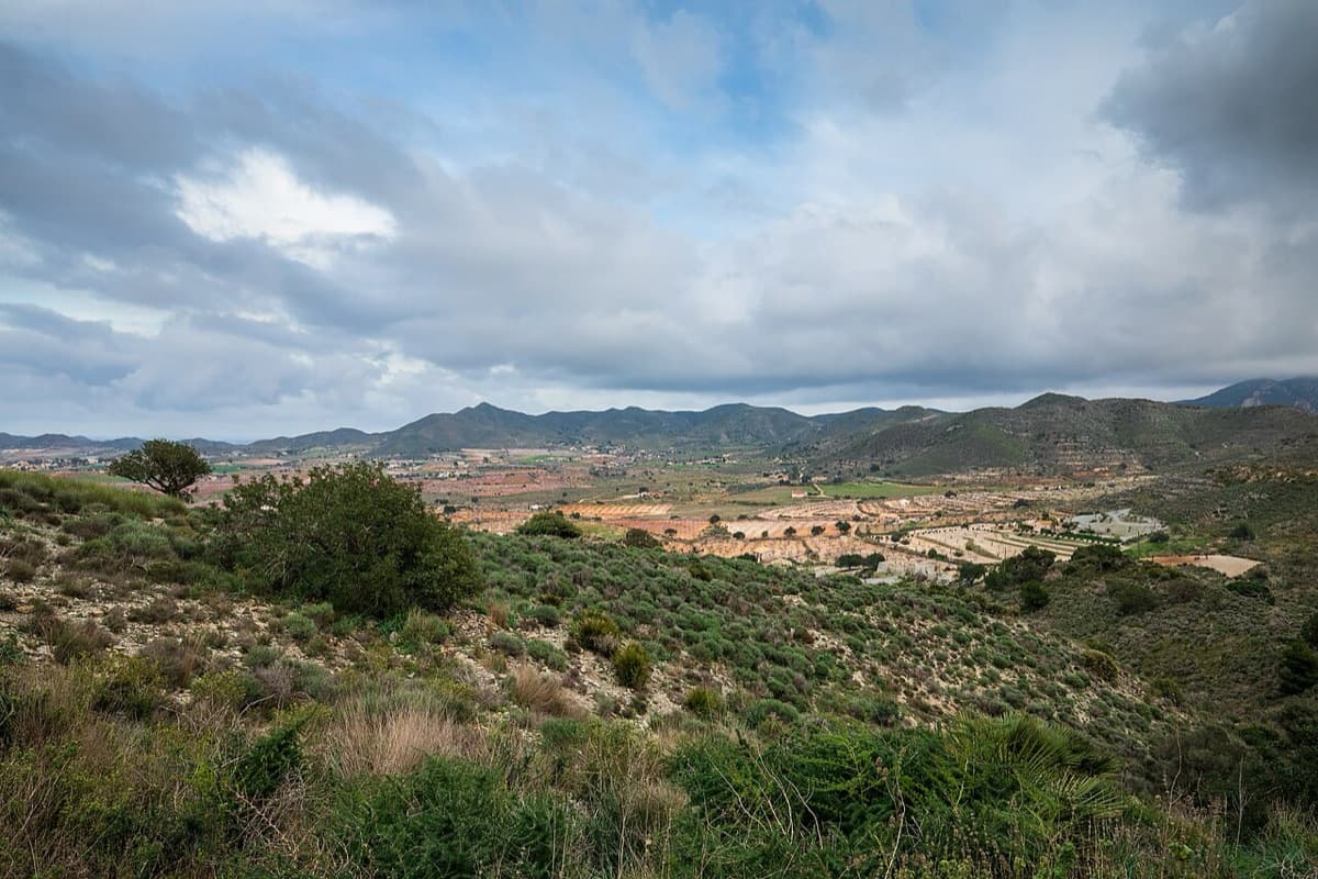 Cielo nublado sobre los campos de cultivo de la cuenca del Campo de Cartagena, junto a la rambla de la Mina
