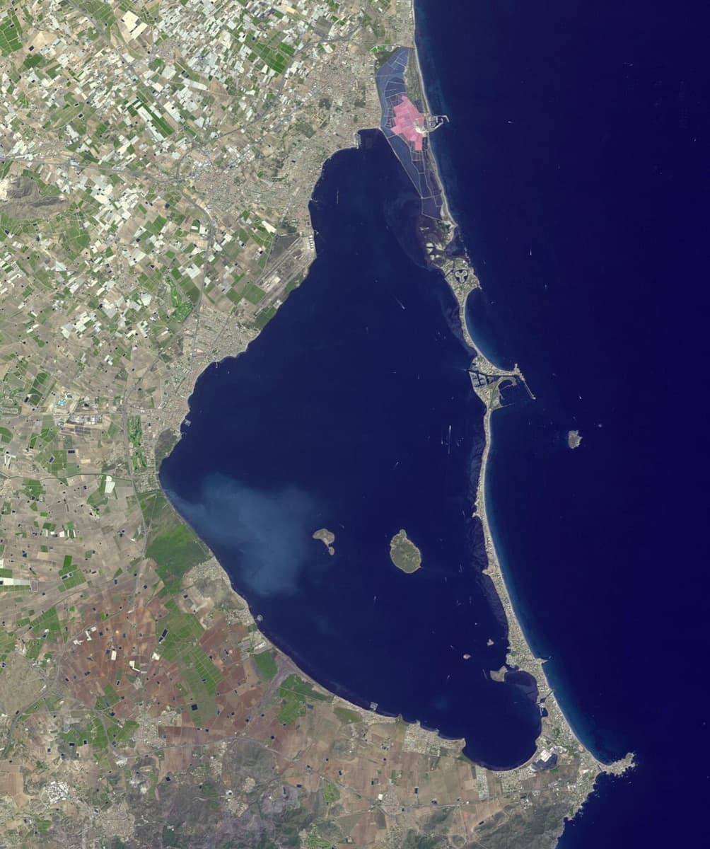 El Mar Menor visto desde un satélite, con La Manga, las islas y una mancha de agua turbia en la orilla
