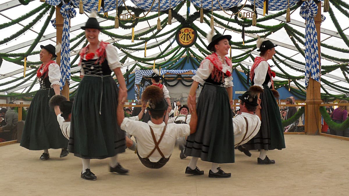 Baile con trajes típicos bávaros en una carpa de la Oktoberfest de Múnich