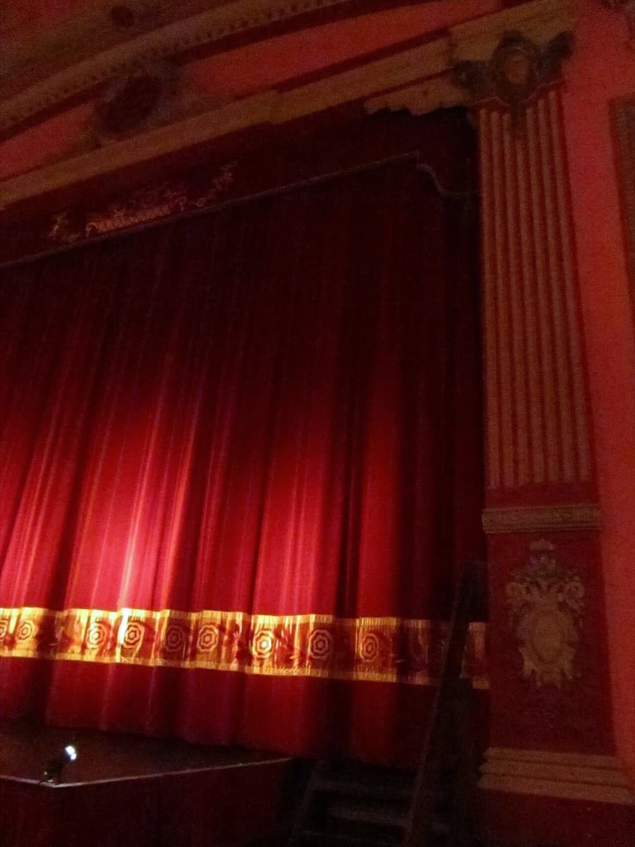 Telón rojo de un teatro