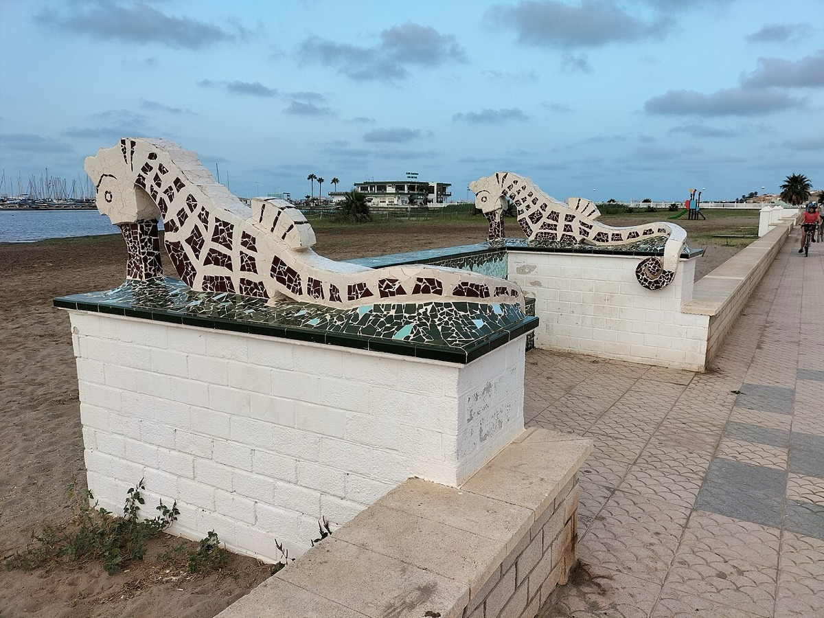 Caballitos de mar de mosaico en el paseo marítimo de Los Nietos