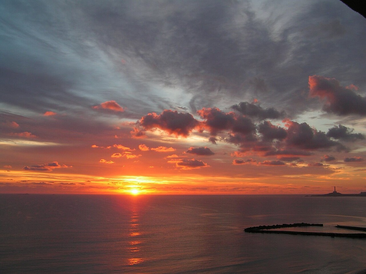 Amanecer en La Manga del Mar Menor con el faro de Cabo de Palos al fondo
