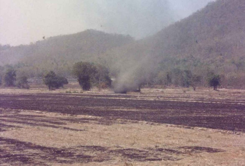 Remolino de polvo levantándose sobre un campo seco