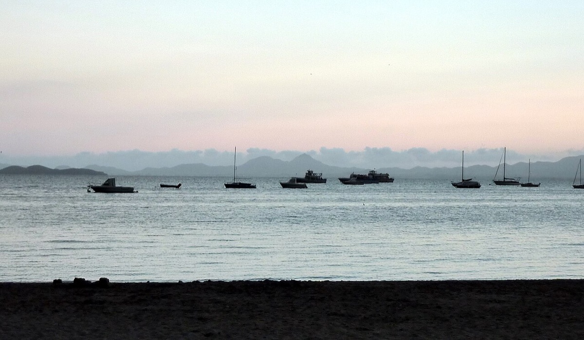 Barcos navegando por el Mar Menor